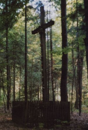 Krzyż pamiątkowy w Rozdole poświęcony żołnierzom zamordowanym przez NKWD