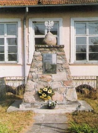 Obelisk w Kurzynie Średniej poświęcony żołnierzom Armii Krajowej zamordowanym przez gestapo