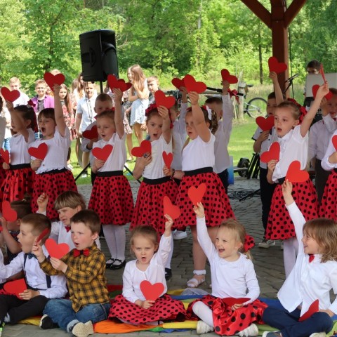 Powiększ obraz: Występy wokalno-taneczne dzieci i młodzieży z PSP Wólka Tanewska