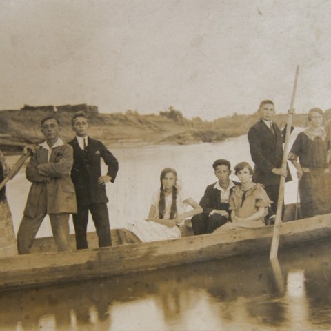 Powiększ obraz: Archiwalne zdjęcie przedstawiające łódź w typie długiego, wąskiego czółna, używaną przez retmanów ulanowskich