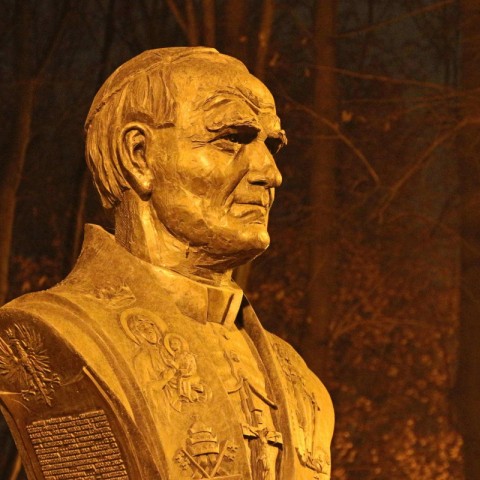 Powiększ obraz: Pomnik Jana Pawła II na rynku w Ulanowie