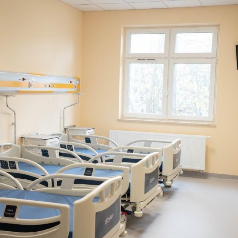 Powiększ obraz: Nowa sala szpitalna z łóżkami