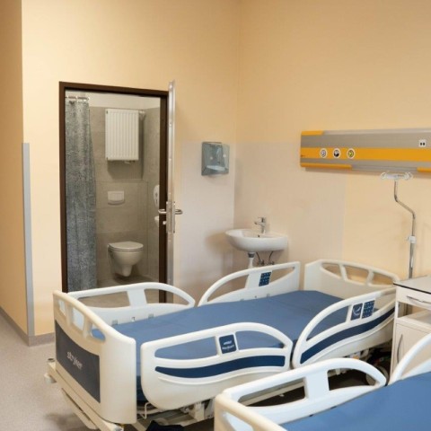 Powiększ obraz: Nowa sala szpitalna z łóżkami