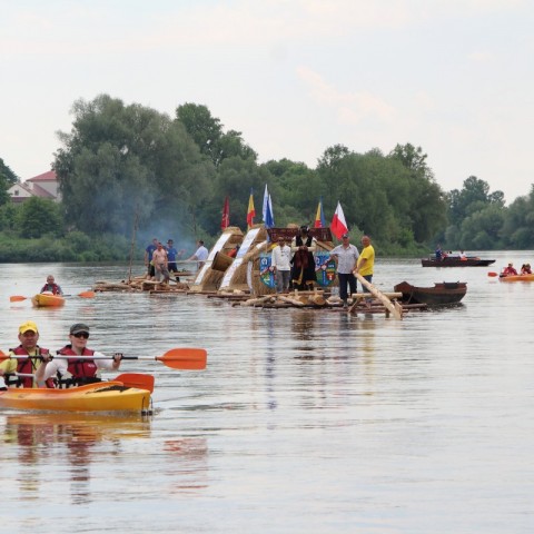Powiększ obraz: Tratwa flisacka na rzece podczas Flisu 400-lecia w 2016 roku