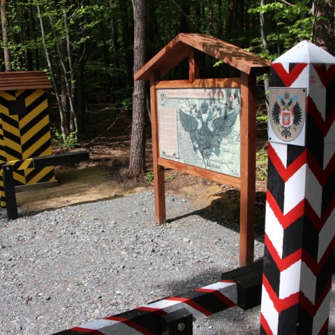 Powiększ obraz: Rekonstrukcja przejścia granicznego z czasów zaborów w Bukowinie