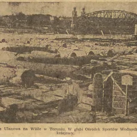 Powiększ obraz: Zdjęcie archiwalne z 1935 roku, przedstawiające ulanowską tratwę na Wiśle w Toruniu, w tle most kolejowy