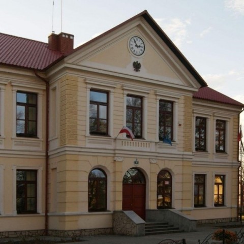 Powiększ obraz: Budynek Urzędu Gminy i Miasta w Ulanowie