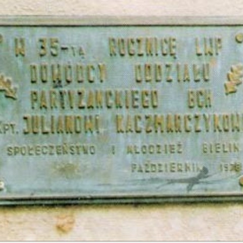 Powiększ obraz: Tablica poświęcona partyzantom, umieszczona na budynku szkoły podstawowej w Bielinach