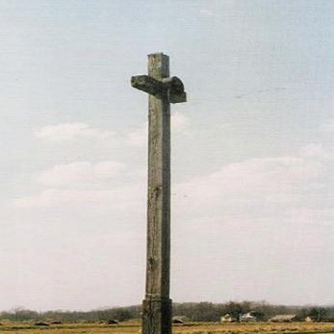 Powiększ obraz: Krzyż w Dąbrowicy poświęcony ofiarom pacyfikacji z 1943 roku