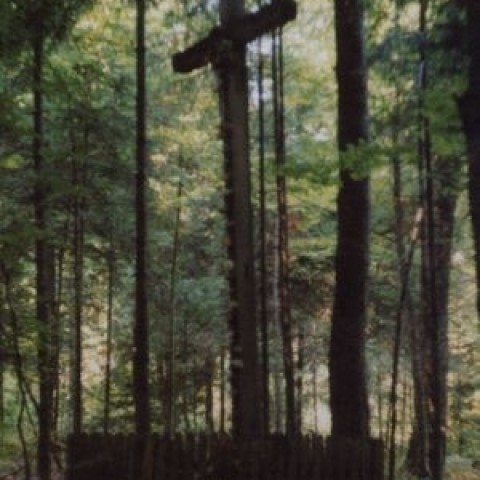 Powiększ obraz: Krzyż pamiątkowy w Rozdole poświęcony żołnierzom zamordowanym prze NKWD