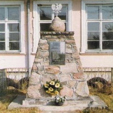 Powiększ obraz: Obelisk w Kurzynie Średniej poświęcony żołnierzom Armii Krajowej zamordowanym przez gestapo